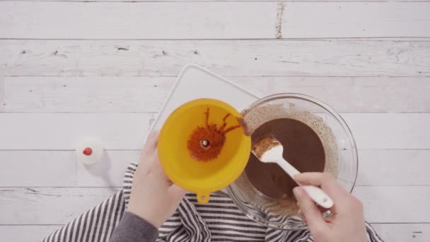 Menyiapkan Coklat Ganache Buatan Sendiri Untuk Kue Mangkuk Raspberry Cokelat — Stok Video