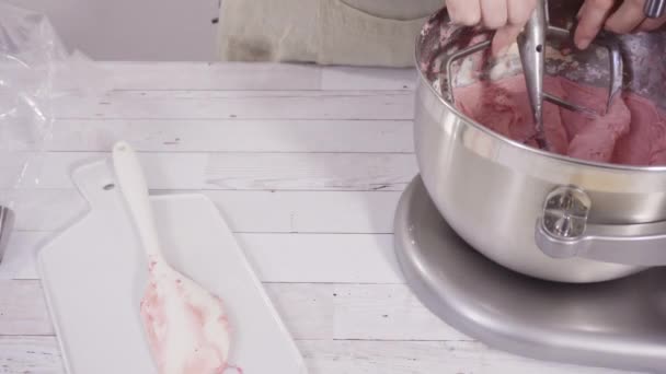 チョコレートラズベリーカップケーキを焼くためのキッチンミキサーでラズベリークリームチーズバタークリームを準備 — ストック動画
