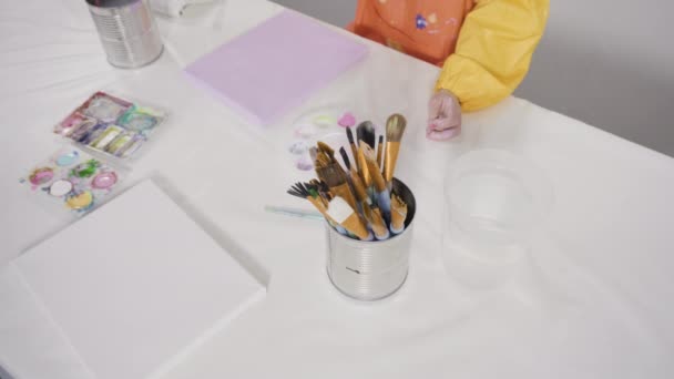 Mała Dziewczynka Pracująca Nad Projektem Artystycznym Nauki Odległość Domu Podczas — Wideo stockowe