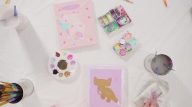 Küçük kız COVID-19 salgınında evde uzaktan öğrenim için sanat projesi üzerinde çalışıyor..