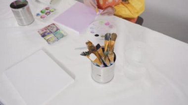 Küçük kız COVID-19 salgınında evde uzaktan öğrenim için sanat projesi üzerinde çalışıyor..