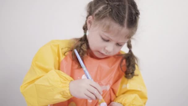 小さな女の子は Covid 19中に自宅での距離学習のための彼女のアートプロジェクトに取り組んでペンディアム — ストック動画