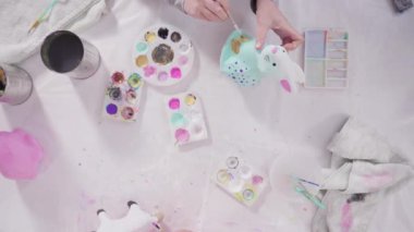 Küçük kız COVID-19 salgınında evde uzaktan öğrenim için sanat projesi üzerinde çalışıyor..