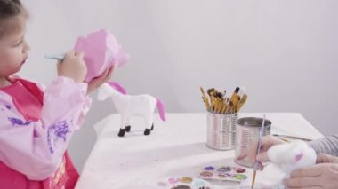 Küçük kız COVID-19 salgınında evde uzaktan öğrenim için sanat projesi üzerinde çalışıyor..