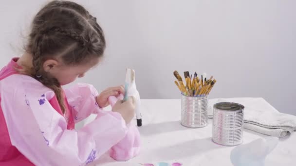 Маленькая Девочка Работает Над Своим Художественным Проектом Дистанционного Обучения Дома — стоковое видео