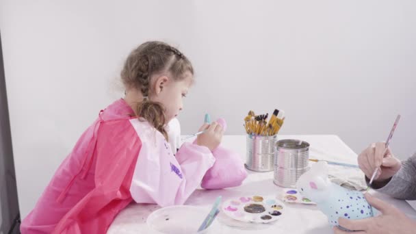 Niña Que Trabaja Proyecto Arte Para Aprendizaje Distancia Casa Durante — Vídeo de stock