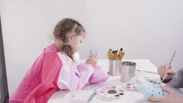 Deitado Menina Pintando Figuras Papel Mache Com Tinta Acrílica Para — Vídeo de Stock
