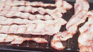 Domuz pastırması ızgarada pişiyor..