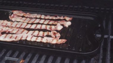 Domuz pastırması ızgarada pişiyor..