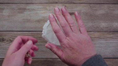 Düz yatıyordu. Ev yapımı mayalı buğday ekmeğini dökme demir Hollanda fırınında pişirmek.