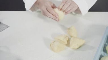 Ev yapımı ekşi ekmek ve mayalı ekmek.