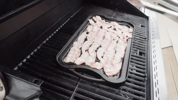 Cooking Bacon Stips Pada Pemanggang Gas Outdoor — Stok Video