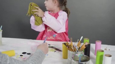 Düz yatıyordu. Çocuk kâğıtları. Boş tuvalet kağıdı rulolarından ve inşaat kağıdından kağıt hataları yapmak.