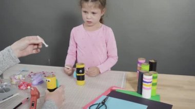 Düz yatıyordu. Çocuk kâğıtları. Boş tuvalet kağıdı rulolarından ve inşaat kağıdından kağıt hataları yapmak.