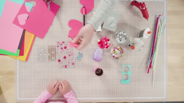 平置きだ 子供の紙工芸品 空のトイレ紙ロールと建設紙から紙のバグを作る — ストック動画