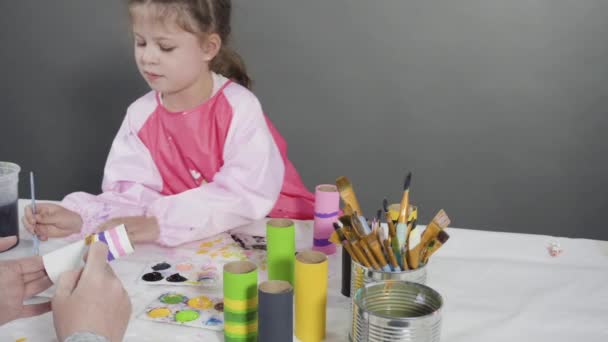 Acostado Papelería Para Niños Hacer Bichos Papel Los Rollos Papel — Vídeo de stock