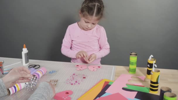 평평하게 아이들은 종이로 뗏목입니다 화장지를 사용하여 뭉치와 용지를 만들고 — 비디오