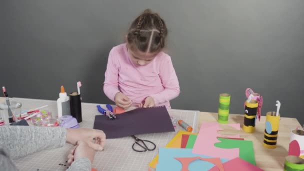 Ett Platt Ligg Papper För Barn Göra Pappersbuggar Tomma Toalettpapper — Stockvideo