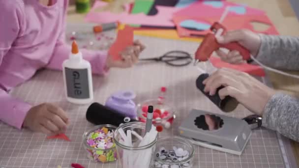 Pose Plate Papier Pour Enfants Faire Des Punaises Papier Partir — Video