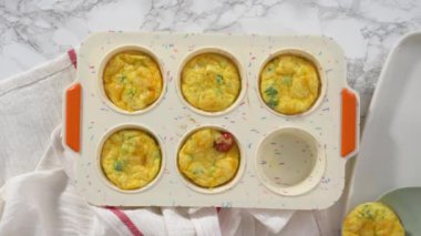 Beyaz servis tabağında pastırmalı peynirli kek..