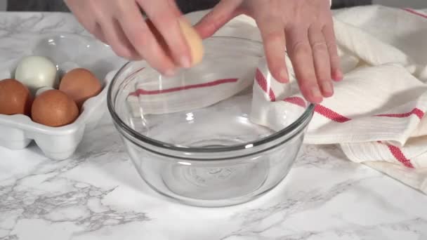 Romper Huevos Marrones Orgánicos Tazón Para Hacer Pasteles Calabacín — Vídeos de Stock