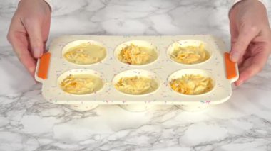 Beyaz servis tabağında pastırmalı peynirli kek..