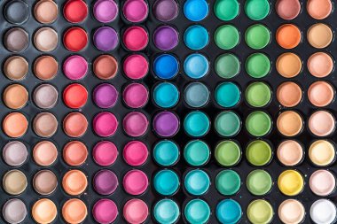 Yeni mat göz farı rengarenk tonları paletini kapat.