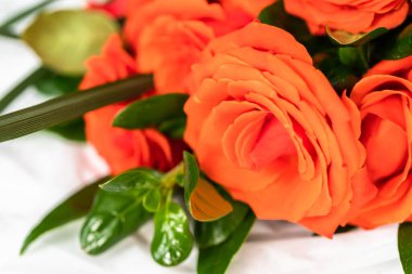 Manzarayı kapat. Mermer zemin üzerinde kırmızı bir buket.