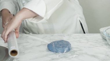 Adım adım. Kırmızı, beyaz ve mavi fırıldak şekerli kurabiyeler pişirmek için kurabiye hamuruna gıda boyası karıştırıyorum..