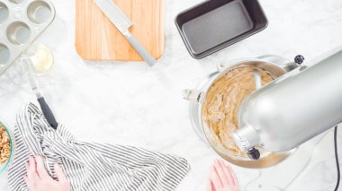 Düz yatıyordu. Adım adım. Muz ekmeği pişirmek için malzemeleri metal karıştırma kabına karıştırıyorum..