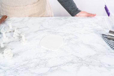 Kurabiye kesicilerle kar tanesi şekillerini kesmek için yazı tipi açıyorum.