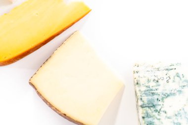 Beyaz arkaplanda geniş kama gurme peyniri çeşitliliği.