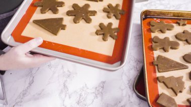 Adım adım. Zencefilli kurabiye hamurundan Noel kurabiyeleriyle şekiller kesiyorum..