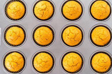 Taze pişmiş balkabağı baharatlı kek. Kek kalıbında soğutuluyor..