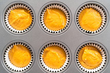 Balkabağı aromalı kek hamuru ve kapkek tavası..