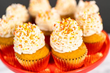 İtalyan tereyağlı ve pasta standına serpiştirilmiş balkabaklı kek..