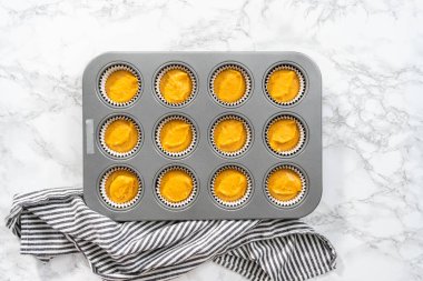 Düz yatıyordu. Balkabağı aromalı kek hamuru ve kapkek tavası..