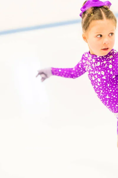 Mała Dziewczynka Ćwicząca Łyżwy Figurowe Fioletowej Sukience Kryształkami Kryształowym Lodowisku — Zdjęcie stockowe