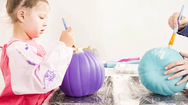 Passo Passo Mãe Filha Decorando Abóboras Arte Com Brilho Tema — Fotografia de Stock