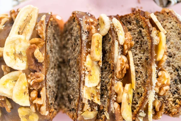 Rolo Fatiado Pão Banana Ralado Caramelo Caseiro Uma Placa Corte — Fotografia de Stock