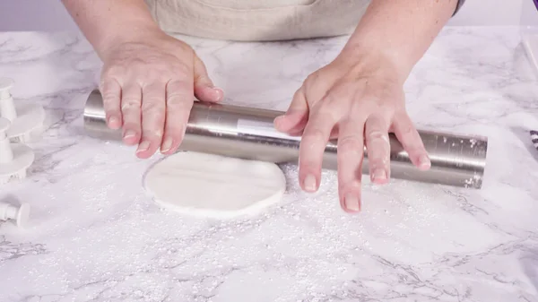 Paso Paso Rodando Nuestro Fondant Blanco Mostrador Mármol — Foto de Stock