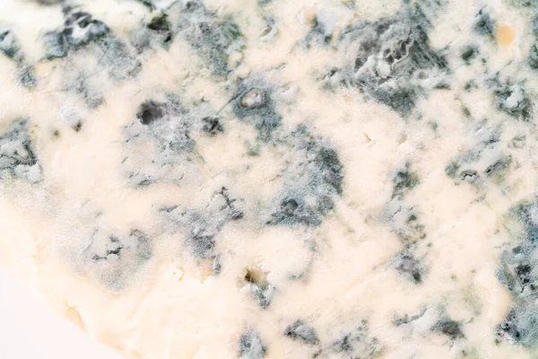 Beyaz Arka Planda Büyük Bir Dilim Mavi Peynir — Stok fotoğraf