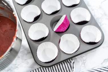 Kek hamurunu kek tepsisine atıp kırmızı kadife kek pişirmek..