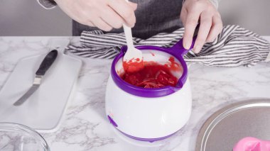 Adım adım. Çikolata kalıplı şekiller için erimiş kırmızı çikolata parçaları..