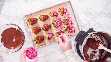 Düz yatıyordu. Adım adım. Çikolata soslu çileklerle süslenmiş..