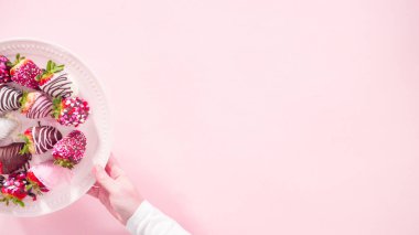 Düz yatıyordu. Adım adım. Pembe pasta standında çikolata soslu çilekler..