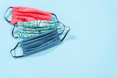 Mavi arka planda Coronavirus salgını için ev yapımı yüz maskeleri..
