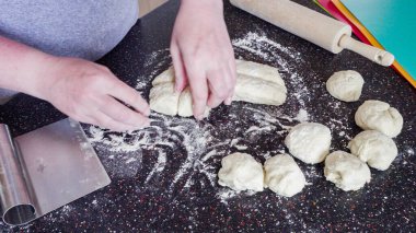 Konut mutfağındaki tezgahın üzerinde ekmek hazırlıyorum..