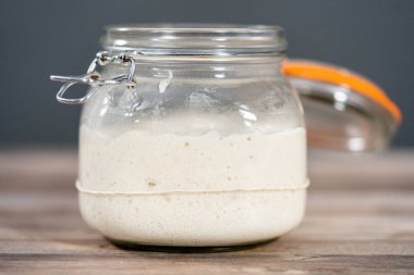 Ekşi mayalı ekmek pişirmek için cam bir mason kavanozunda başlangıç yapıyorum..