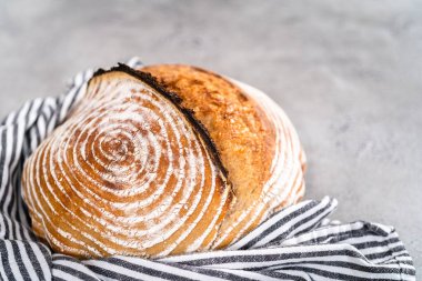 Taze fırınlanmış buğday ekmeği ekmeği ve ekmek koruma sepetinden işaretler..